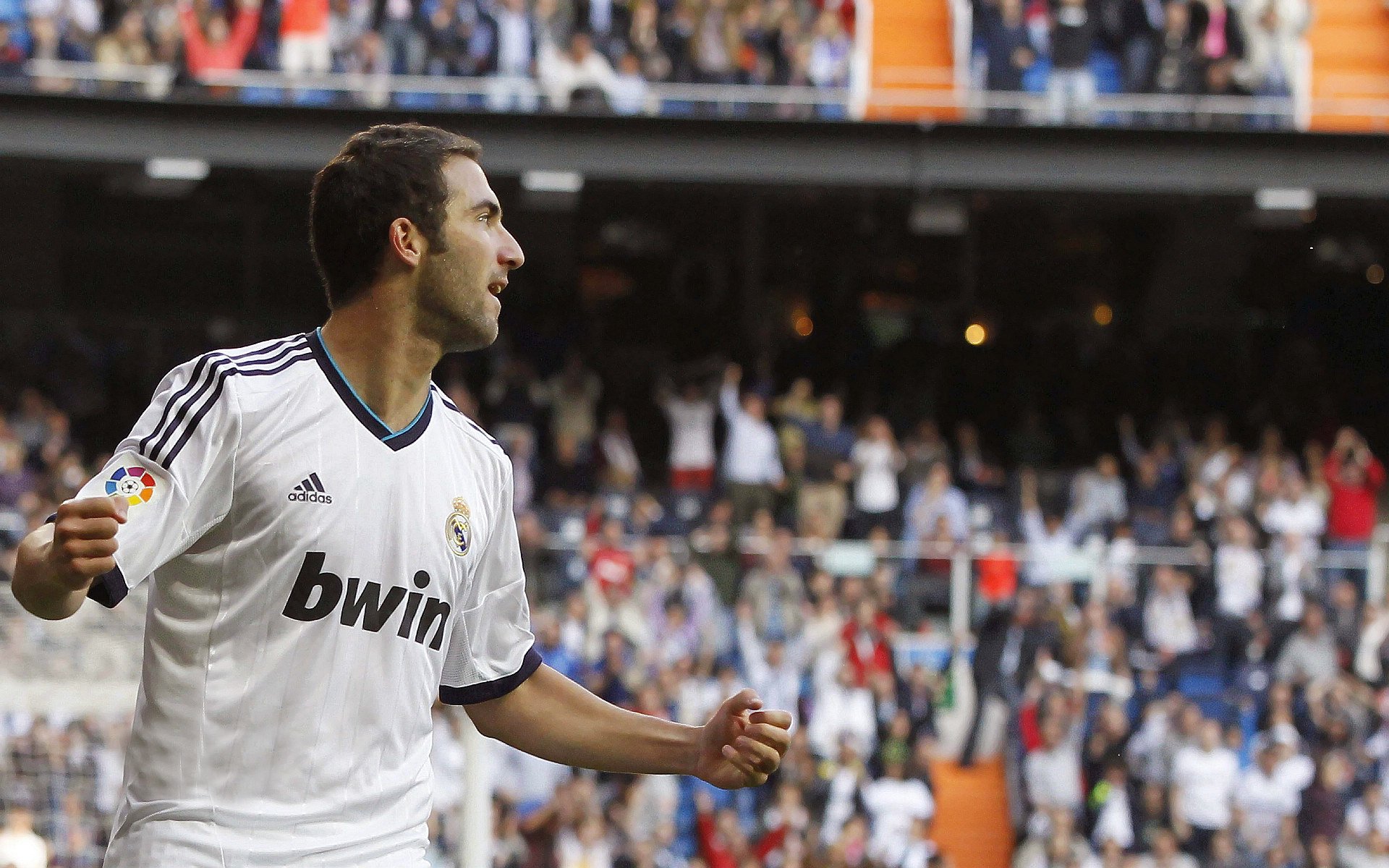 英格兰骑手汤姆·麦克尤恩在巴黎奥运会上获得个人障碍赛银牌,创造历史。