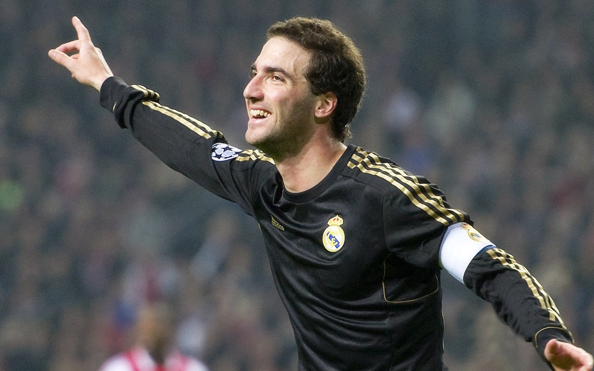 剧场内外的对决:场上场下的激烈斗争,剧场的剧